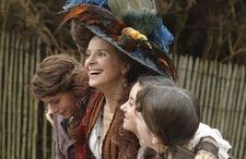 Billie (Raph), Aude (Juliette Binoche), Gaby, (Lauréna Thellier), and Blanche (Manon Royère) Van Peteghem